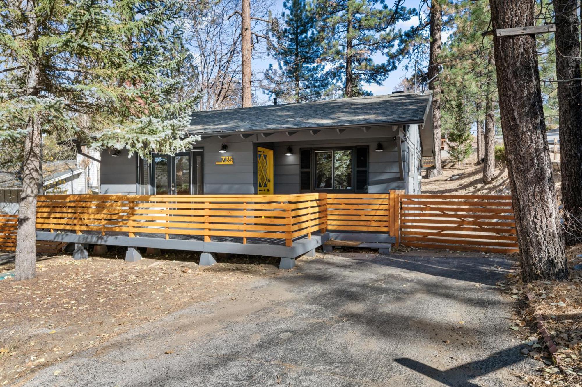 Yellow Pine Lodge - Charming Cottage Style Cabin With Peak-A-Boo Lake And Mountain Views Биг Беър Лейк Екстериор снимка