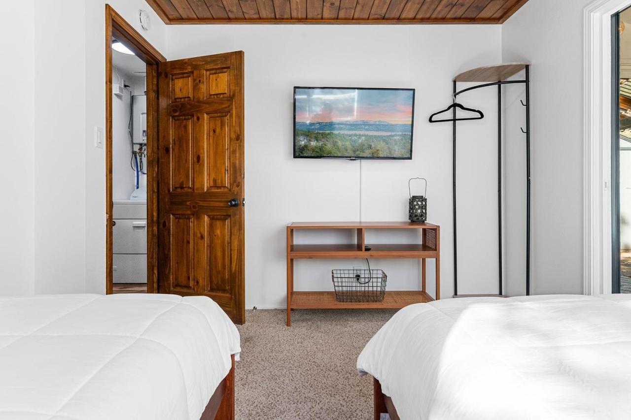 Yellow Pine Lodge - Charming Cottage Style Cabin With Peak-A-Boo Lake And Mountain Views Биг Беър Лейк Екстериор снимка